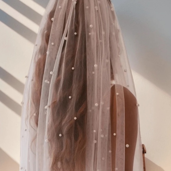 Elegant Faux Pearl-Embellished White Veil, Pearl Wedding Veil, Hip Length Veil main image 6
